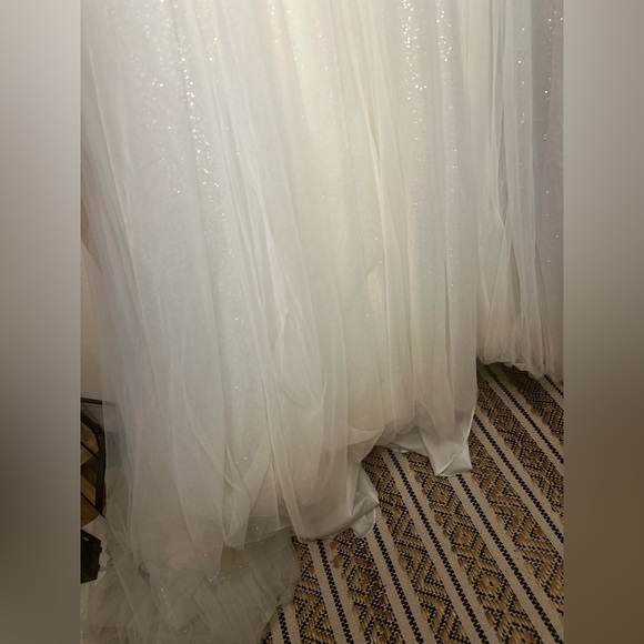 Stunning Wedding Dress - Perfect for a Boho Wedding - Picture 9 of 15